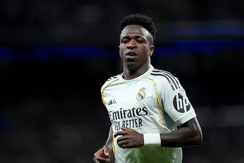 فينيسيوس يقود تشكيل ريال مدريد ومبابي بديلًا.. وأتلتيكو يتسلح بثلاثي هجومي